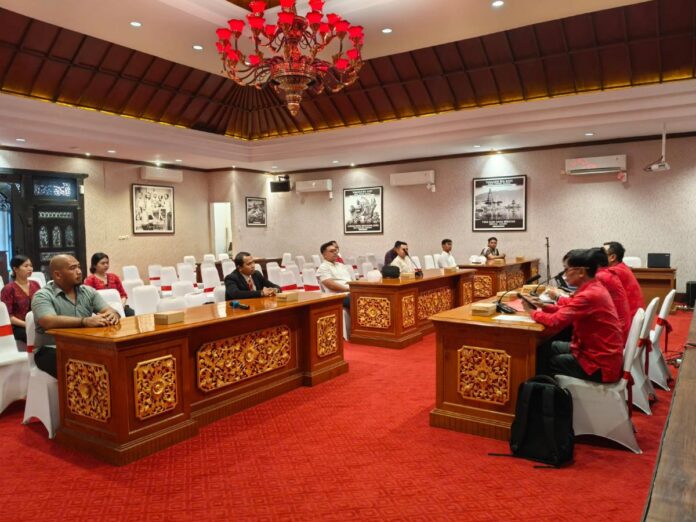 Peserta seleksi calon Direktur Utama dan Dewan Pengawas Perumda Sanjayaning Singasana Tabanan mengikuti Uji Kelayakan dan Kepatutan di Ruang Rapat Utama Jayaning Singasana