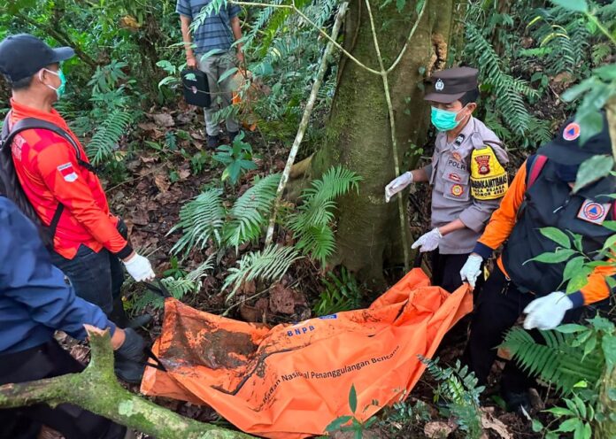 Petugas kepolisian melakukan evakuasi di lokasi penemuan mayat tanpa identitas di kawasan Hutan Sanghyang, Desa Jatiluwih, Kecamatan Penebel, Kabupaten Tabanan