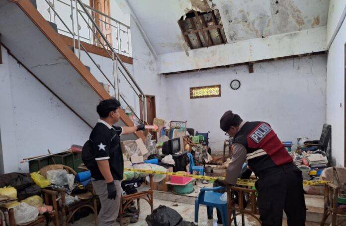 Petugas kepolisian melakukan olah TKP di rumah seorang lansia yang ditemukan meninggal dunia di Banjar Selat, Desa Perean Tengah, Kecamatan Baturiti, Kabupaten Tabanan