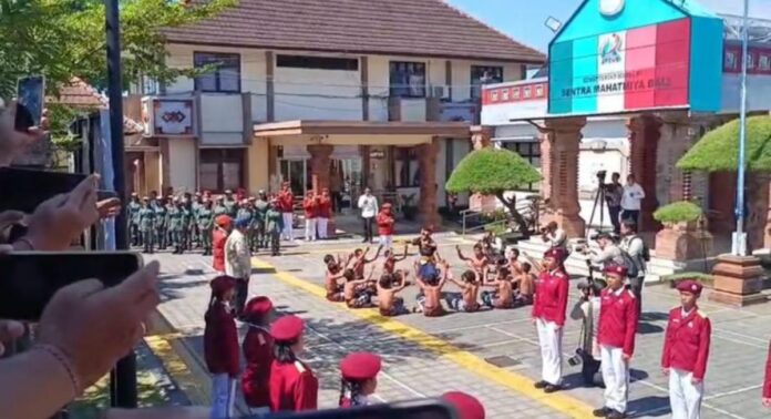 Presiden Prabowo Subianto saat mengunjungi Sekolah Rakyat Menengah Pertama 17 Tabanan di Sentra Mahatmiya Bali, Kecamatan Kediri.