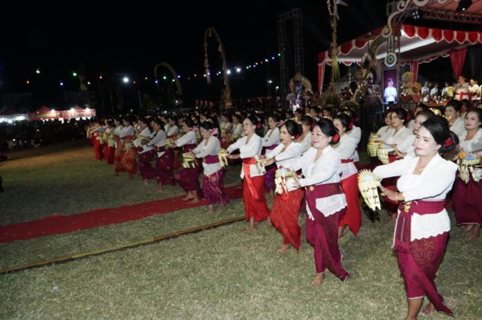 Sebanyak 425 penari tampil dalam tarian kolosal saat pembukaan Fesona Seririt 2026 di Lapangan Umum Seririt