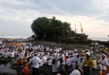 Pujawali Pura Luhur Tanah Lot 2026 Digelar 1-4 Juli, DTW Tetap Buka untuk Wisatawan Suasana Pujawali Pura Luhur Tanah Lot 2026 dengan umat Hindu dan wisatawan menikmati prosesi budaya di kawasan wisata Tanah Lot, Tabanan.