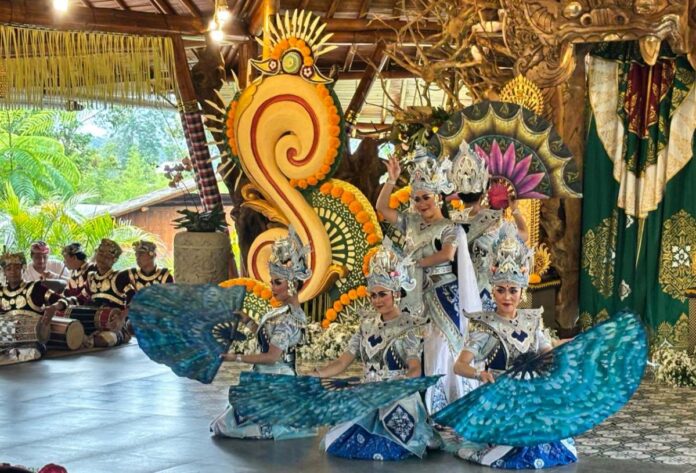 Penampilan perdana Tarian Maskot Prabha Ing Ranu pada Parade Gebogan dan Baleganjur di DTW Ulun Danu Beratan, Bedugul, Tabanan.