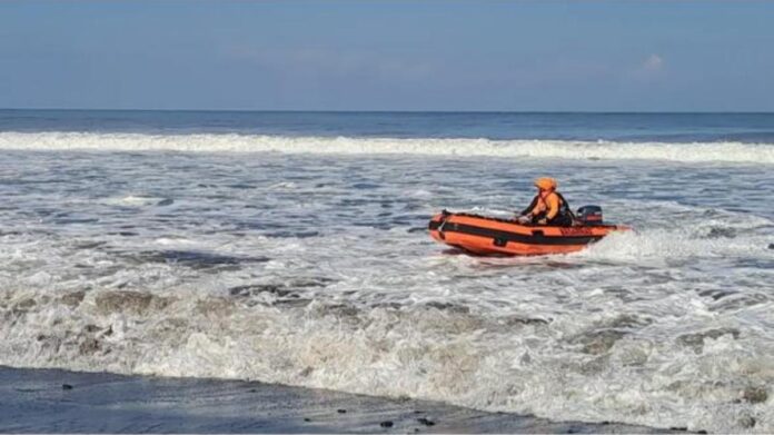 Tim SAR gabungan melakukan pencarian korban terseret ombak di Pantai Yeh Gangga, Tabanan, menggunakan rubber boat dan drone thermal pada hari ketujuh operasi SAR