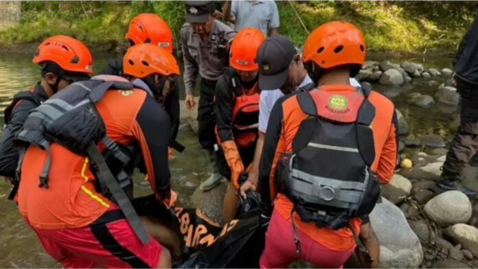 Tim SAR gabungan melakukan pencarian remaja yang tenggelam di Tukad Campuhan, Kecamatan Mendoyo, Kabupaten Jembrana.