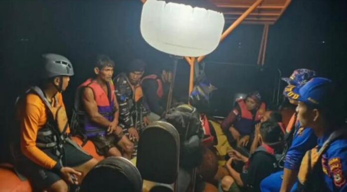 Tim SAR gabungan mengevakuasi enam pemancing yang selamat setelah perahu mereka terbalik di Perairan Sanggalangit