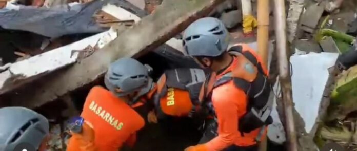 Tim SAR gabungan mengevakuasi jasad mahasiswa korban banjir yang ditemukan di bawah reruntuhan rumah di Desa Bakti Seraga