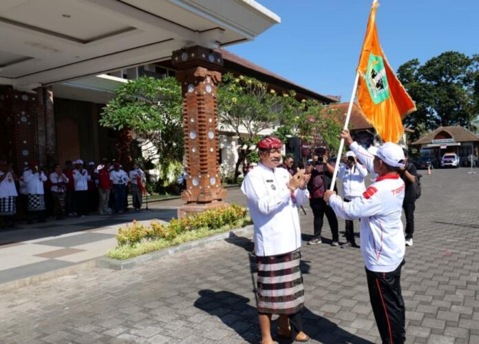 Wakil Bupati Tabanan I Made Dirga melepas kontingen Porjar Bali 2026 di Halaman Kantor Bupati Tabanan