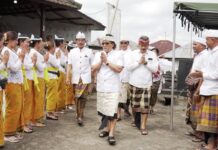 Wagub Bali Giri Prasta Ajak Krama Jaga Gotong Royong di Batunya Wakil Gubernur Bali I Nyoman Giri Prasta menghadiri Upacara Ngenteg Linggih Wraspati Kalpa dan Mapadudusan Alit di Pura Desa Desa Adat Batunya, Kecamatan Baturiti, Tabanan.