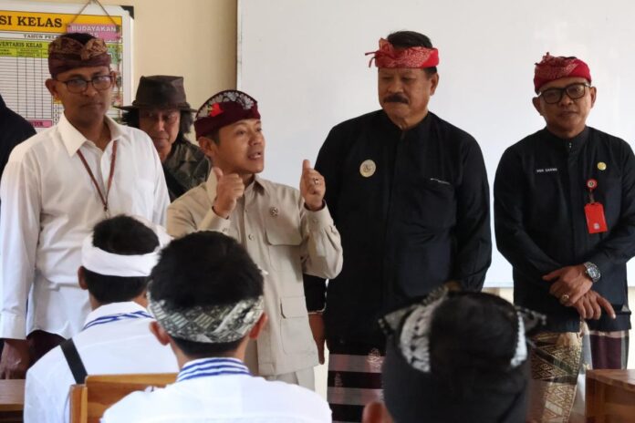 Wakil Menteri Pendidikan Dasar dan Menengah RI Fajar Riza Ul Haq didampingi Wakil Bupati Tabanan I Made Dirga saat meninjau sekolah dan program revitalisasi pendidikan di Kabupaten Tabanan