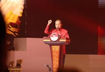 Koster: Bulan Bung Karno Buktikan Kekuatan PDI Perjuangan Selalu Bersumber dari Rakya Wayan Koster menyampaikan laporan 16 program Bulan Bung Karno 2026 di hadapan Megawati Soekarnoputri pada penutupan acara di Bali Beach Convention Center Sanur
