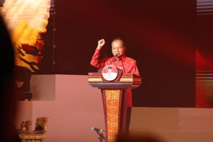 Wayan Koster menyampaikan laporan 16 program Bulan Bung Karno 2026 di hadapan Megawati Soekarnoputri pada penutupan acara di Bali Beach Convention Center Sanur