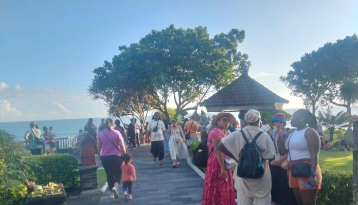 Wisatawan menikmati panorama matahari terbenam di kawasan Daya Tarik Wisata Tanah Lot, Tabanan, Bali, menjelang liburan sekolah 2026