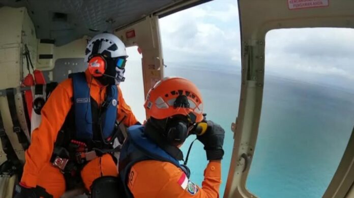Helikopter Bell 412 Basarnas dan Tim SAR gabungan melakukan pencarian nelayan hilang di perairan Pantai Lebih Gianyar Bali.