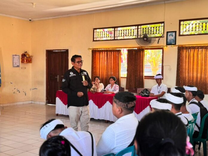 Ketua Bawaslu Tabanan memberikan edukasi demokrasi dan pengawasan partisipatif kepada peserta MPLS di SMAN 1 Selemadeg.