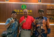 Bawaslu Tabanan Gandeng IKIP Saraswati Perkuat Pendidikan Demokrasi dan Pengawasan Partisipatif Mahasiswa Ketua Bawaslu Tabanan I Ketut Narta bersama Rektor IKIP Saraswati Dewa Nyoman Oka saat membahas kerja sama pendidikan demokrasi dan pengawasan partisipatif bagi mahasiswa di Kampus IKIP Saraswati Tabanan