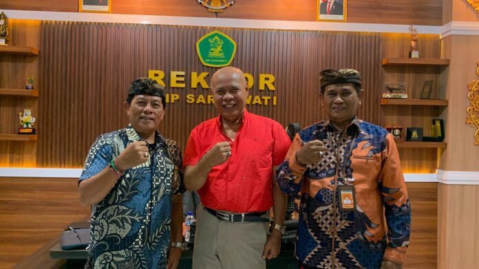 Ketua Bawaslu Tabanan I Ketut Narta bersama Rektor IKIP Saraswati Dewa Nyoman Oka saat membahas kerja sama pendidikan demokrasi dan pengawasan partisipatif bagi mahasiswa di Kampus IKIP Saraswati Tabanan