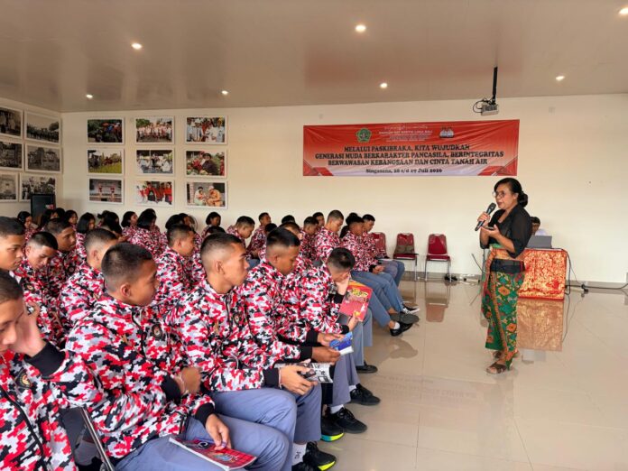 Anggota Bawaslu Tabanan memberikan materi pendidikan demokrasi dan pengawasan partisipatif kepada 55 Paskibraka Kabupaten Tabanan dalam Bimtek Wawasan Kebangsaan 2026.