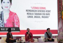 Literasi Tabanan Diperkuat, Bunda Rai Ajak Orang Tua Awasi Anak di Era Digital Bunda Literasi Tabanan Ny. Rai Wahyuni Sanjaya saat memberikan edukasi pentingnya budaya membaca dan literasi digital pada pengukuhan Duta Literasi, Duta Baca, dan Duta Demokrasi Kabupaten Tabanan.
