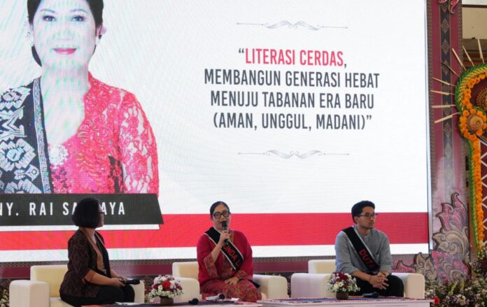 Bunda Literasi Tabanan Ny. Rai Wahyuni Sanjaya saat memberikan edukasi pentingnya budaya membaca dan literasi digital pada pengukuhan Duta Literasi, Duta Baca, dan Duta Demokrasi Kabupaten Tabanan.