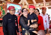 Hari Anak Nasional 2026, Bunda Rai Sanjaya Ajak Wujudkan Wajib Belajar 13 Tahun Lewat Gebyar PAUD Tabanan Bunda PAUD Tabanan Ny. Rai Wahyuni Sanjaya menghadiri Gebyar PAUD Hari Anak Nasional 2026 bersama ratusan anak usia dini di Gedung Kesenian I Ketut Marya Tabanan.
