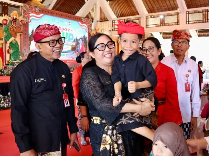 Bunda PAUD Tabanan Ny. Rai Wahyuni Sanjaya menghadiri Gebyar PAUD Hari Anak Nasional 2026 bersama ratusan anak usia dini di Gedung Kesenian I Ketut Marya Tabanan.