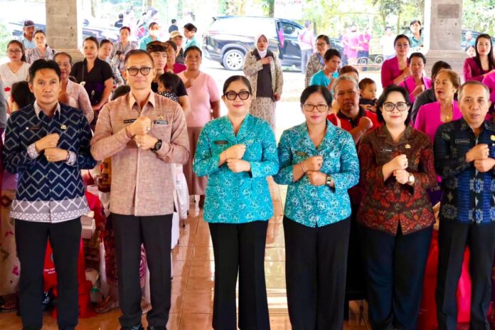 Bunda Rai Sanjaya bersama jajaran TP PKK Provinsi Bali menyerahkan bantuan sosial kepada masyarakat pada Aksi Bergerak dan Berbagi Tahap II Tahun 2026 di Kabupaten Tabanan.