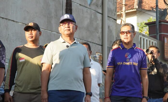 Bupati Buleleng I Nyoman Sutjidra memimpin penataan sempadan Pantai Singaraja dengan membongkar bangunan liar. Kawasan akan ditata