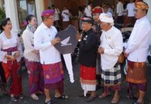Bupati Buleleng Serahkan 9 Motor untuk Majelis Desa Adat Alitan Bupati Buleleng I Nyoman Sutjidra menyerahkan bantuan sepeda motor operasional kepada Majelis Desa Adat Alitan di Rumah Jabatan Bupati Buleleng
