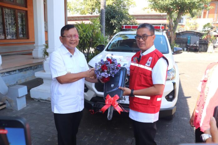 Bupati Buleleng I Nyoman Sutjidra menyerahkan mobil operasional kepada Ketua PMI Kabupaten Buleleng Gede Supriatna di Rumah Jabatan Bupati Buleleng.