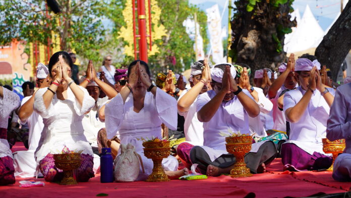 Bupati Buleleng I Nyoman Sutjidra mengikuti upacara melaspas pedestrian Pantai Lovina menjelang Lovina Festival 2026