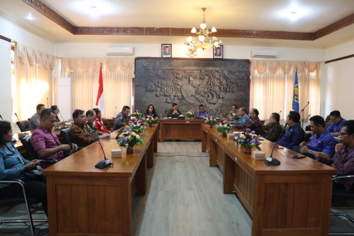 Bupati Buleleng I Nyoman Sutjidra saat memimpin rapat persiapan Lovina Festival 2026