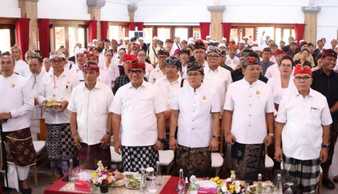 Bupati Tabanan I Komang Gede Sanjaya menghadiri Loka Sabha VII MGPSSR Kabupaten Tabanan di Graha Yadnya Jayaning Singasana.