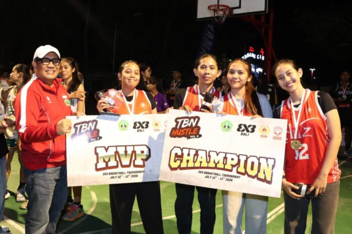 Bupati Tabanan I Komang Gede Sanjaya menyerahkan hadiah kepada juara Tabanan Hustle 3x3 Vol 2 di Lapangan Basket Alit Saputra Tabanan.