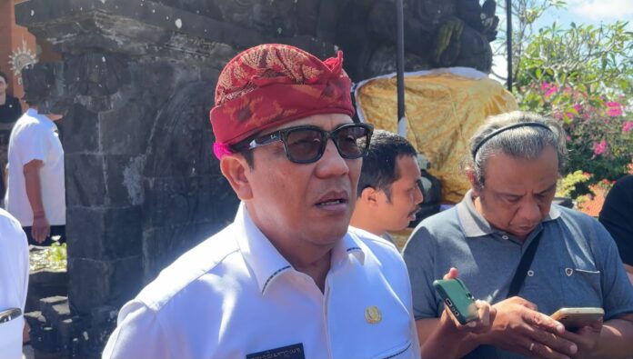 Bupati Tabanan I Komang Gede Sanjaya memberikan keterangan usai Rapat Paripurna DPRD terkait digitalisasi PAD dan penyaluran bantuan sosial.