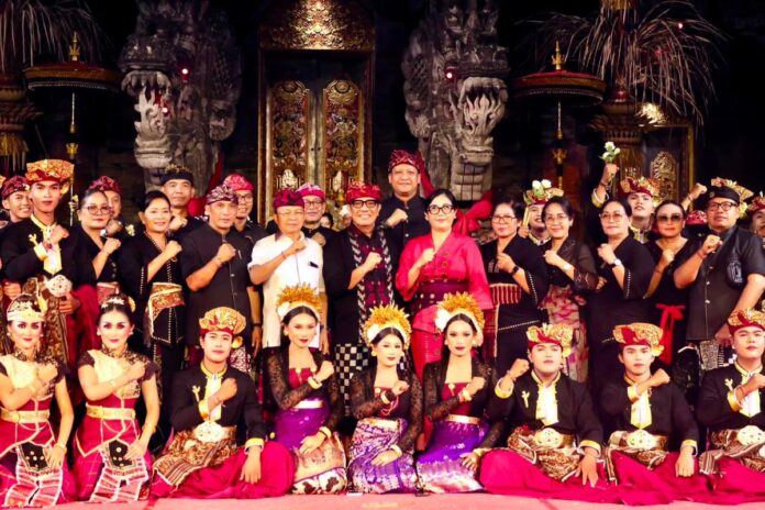 Bupati Tabanan I Komang Gede Sanjaya bersama Bunda Rai menghadiri penampilan Duta Kabupaten Tabanan, Sekaa Gong Suara Kencana, pada Pesta Kesenian Bali XLVIII Tahun 2026 di Panggung Terbuka Ardha Candra Denpasar