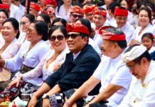 Bupati Sanjaya Pimpin Ratusan ASN Tabanan Bhakti Penganyar di Pura Mandhara Giri Semeru Agung Bupati Tabanan I Komang Gede Sanjaya bersama Ketua TP PKK Ny. Rai Wahyuni Sanjaya memimpin Bhakti Penganyar di Pura Mandhara Giri Semeru Agung, Lumajang, bersama ratusan ASN dan pejabat Pemerintah Kabupaten Tabanan.
