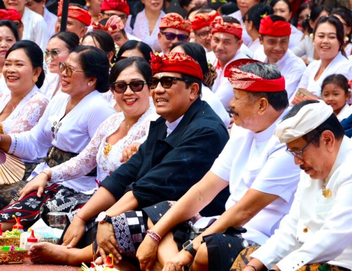 Bupati Tabanan I Komang Gede Sanjaya bersama Ketua TP PKK Ny. Rai Wahyuni Sanjaya memimpin Bhakti Penganyar di Pura Mandhara Giri Semeru Agung, Lumajang, bersama ratusan ASN dan pejabat Pemerintah Kabupaten Tabanan.