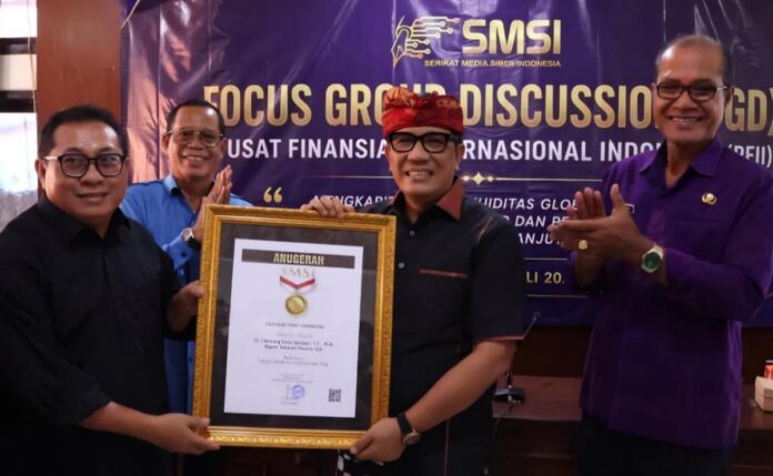 Bupati Tabanan I Komang Gede Sanjaya menerima Anugerah Sahabat Pers Indonesia dari Serikat Media Siber Indonesia di Gedung DPD RI Perwakilan Provinsi Bali.