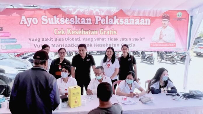 Petugas kesehatan melakukan pemeriksaan dalam Program Cek Kesehatan Gratis di Kabupaten Tabanan melalui layanan SAPA CKG Ngayah Ring Desa