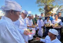 Ground Breaking PSEL Bali Dimulai, Koster Targetkan Sampah Tuntas 2028 Gubernur Bali Wayan Koster bersama Menteri Investasi Rosan Roeslani dan Menteri Koordinator Bidang Pangan Zulkifli Hasan saat ground breaking PSEL Bali di Desa Pedungan, Denpasar Selatan.