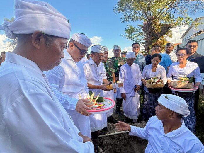 Gubernur Bali Wayan Koster bersama Menteri Investasi Rosan Roeslani dan Menteri Koordinator Bidang Pangan Zulkifli Hasan saat ground breaking PSEL Bali di Desa Pedungan, Denpasar Selatan.