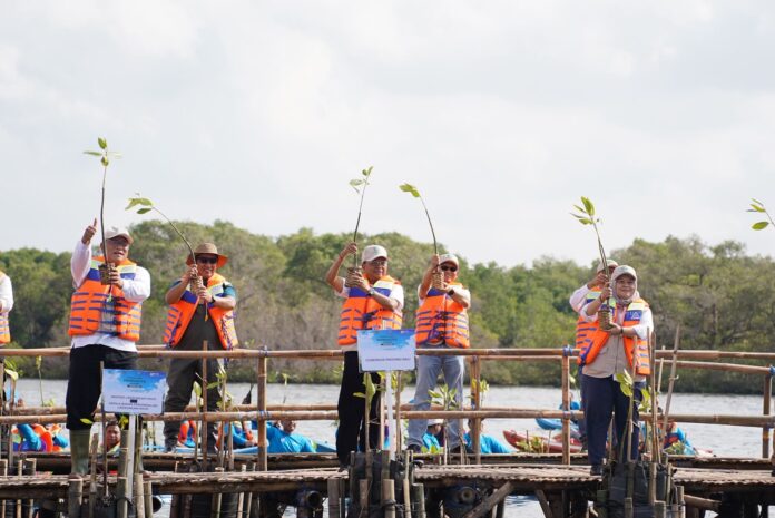 Gubernur Bali Wayan Koster bersama Menteri Lingkungan Hidup, Menteri Kelautan dan Perikanan, dan jajaran pemerintah melakukan penanaman mangrove di Ekowisata Batu Lumbang, Tahura Ngurah Rai, dalam peringatan Hari Mangrove Sedunia 2026.