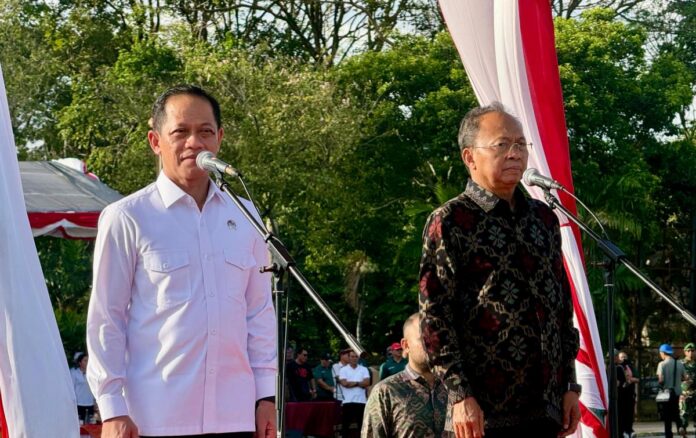 Gubernur Bali Wayan Koster bersama Wakil Menteri Koordinator Bidang Pangan Hanif Faisol Nurofiq memimpin Apel Siaga Pilah Sampah di Lapangan Puputan Margarana Renon
