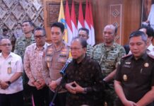 Gubernur Koster: Bali Tetap Aman, Warga Diminta Hindari Main Hakim Sendiri Gubernur Bali Wayan Koster memimpin Rapat Koordinasi Forkopimda Provinsi Bali di Jayasabha, Denpasar, membahas keamanan, ketertiban masyarakat, pengawasan WNA, serta upaya menjaga Bali tetap kondusif.