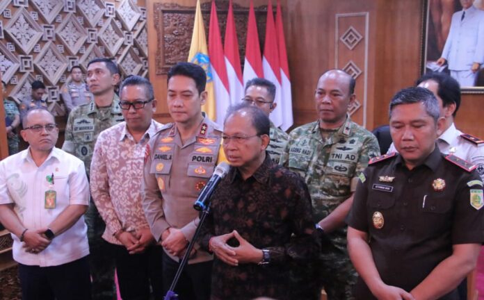 Gubernur Bali Wayan Koster memimpin Rapat Koordinasi Forkopimda Provinsi Bali di Jayasabha, Denpasar, membahas keamanan, ketertiban masyarakat, pengawasan WNA, serta upaya menjaga Bali tetap kondusif.
