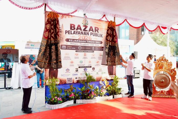 Gubernur Bali Wayan Koster membuka Bazar Pelayanan Publik 2026 di Pantai Kuta