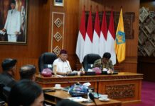 Gubernur Koster Dorong Bali Mandiri Energi, PLT Arus Laut Nusa Penida Jadi Andalan Energi Bersih Gubernur Bali Wayan Koster memimpin FGD Implementasi Penataan Ruang Laut Berbasis Energi Baru Terbarukan di Jaya Sabha Denpasar.