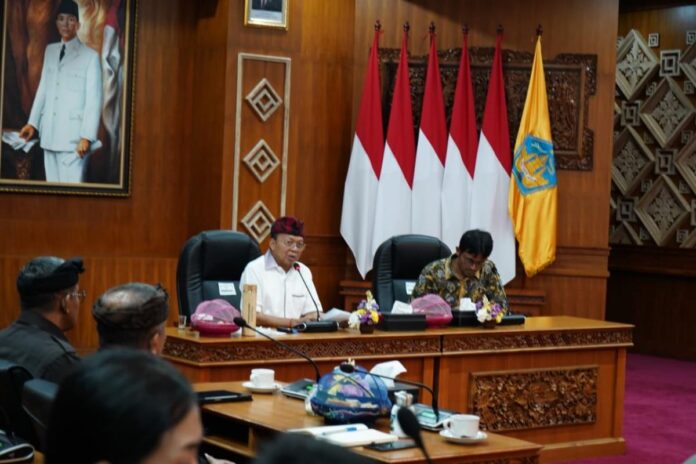 Gubernur Bali Wayan Koster memimpin FGD Implementasi Penataan Ruang Laut Berbasis Energi Baru Terbarukan di Jaya Sabha Denpasar.