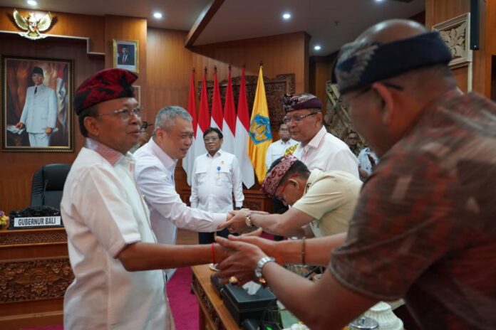 Gubernur Bali Wayan Koster memimpin rapat bersama Menteri Perhubungan Dudy Purwagandhi membahas penguatan transportasi udara, laut, dan darat di Bali